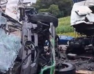 Colisão entre carretas deixa quatro mortos em rodovia de Londrina