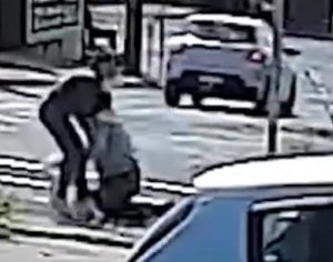 Professora salva homem preso em linha de trem em Apucarana; veja vídeo