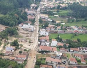 Chega a 15 o número de mortos pelas chuvas em Santa Catarina