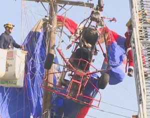 Papai Noel sofre queda e fica preso em fios de eletricidade nos EUA; assista