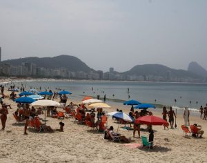 Calor movimenta orla do Rio apesar de restrições