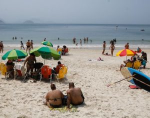 Calor movimenta orla do Rio no último dia do ano, apesar de restrições