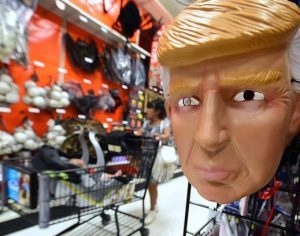 Usando uma máscara de Donald Trump, homem atira em ex-cunhado nos EUA